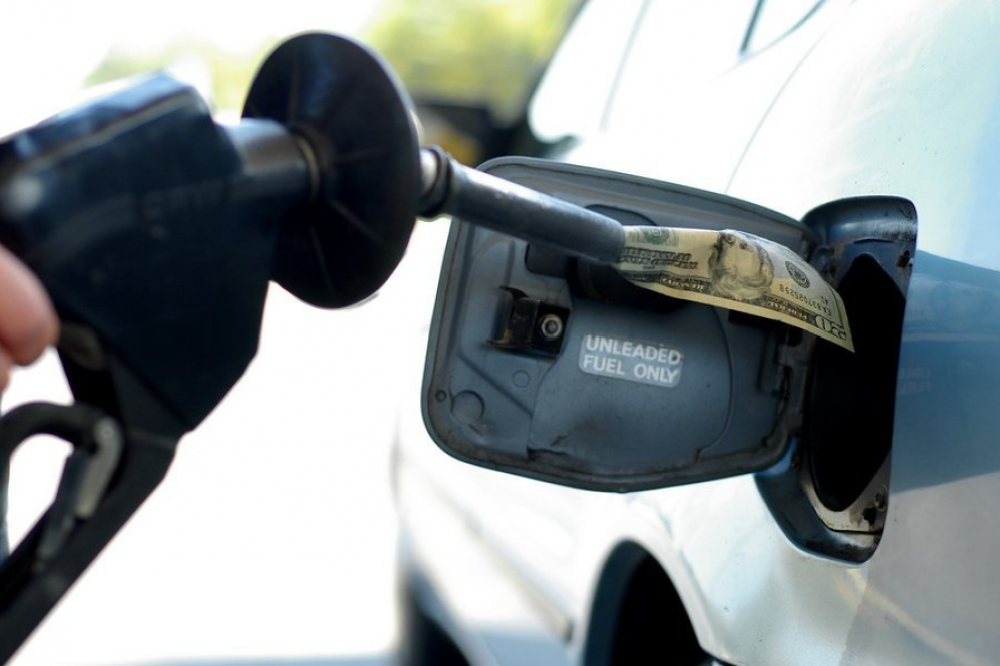 ULTIMA ORĂ // Vești bune pentru șoferi. Benzina și motorina se ieftinesc
